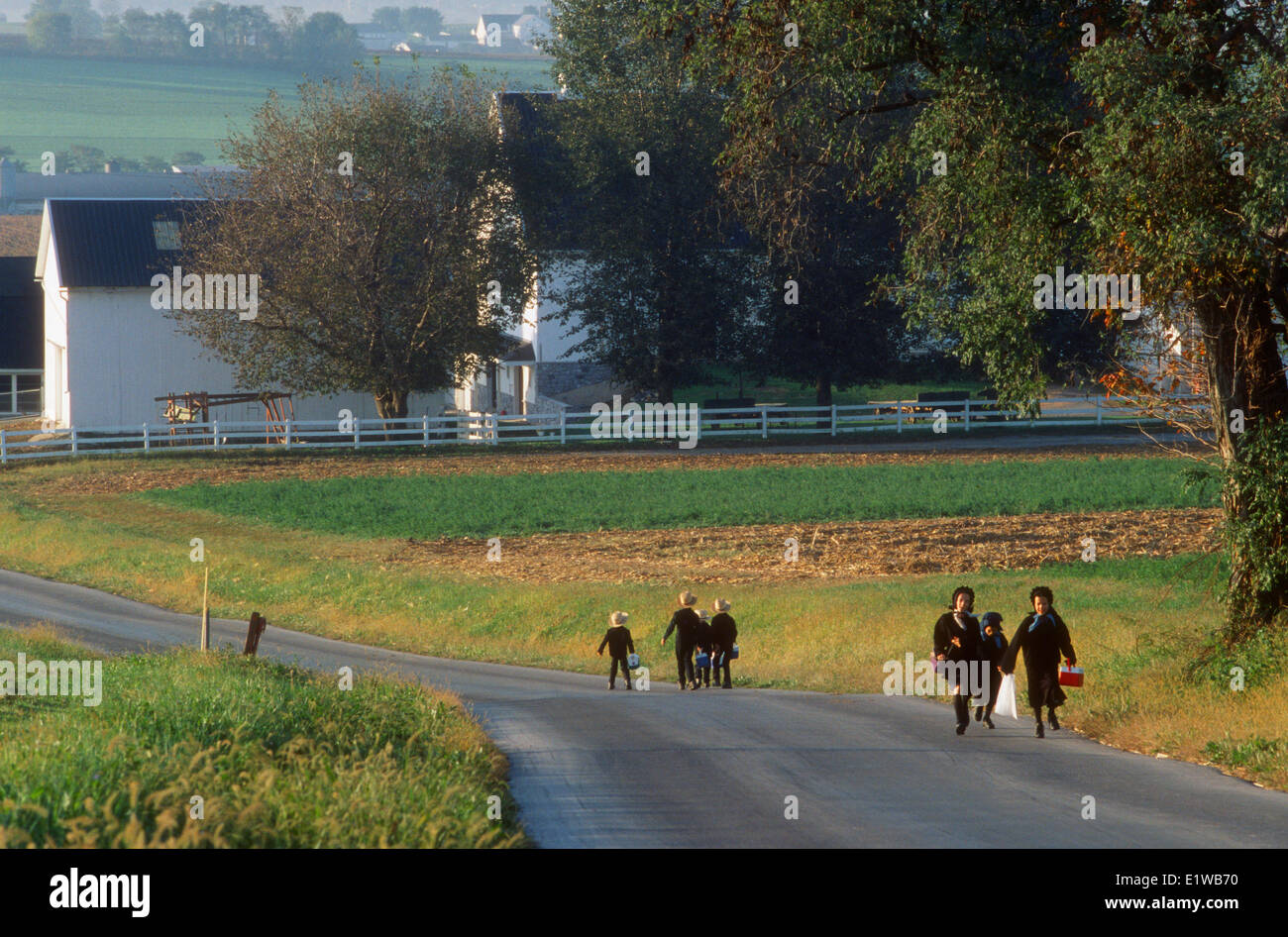 Amish bambini andare a scuola a piedi Lancaster County, Pennsylvania, U.S.A. Nessun modello di rilasciare alcuna proprietà di rilascio Foto Stock