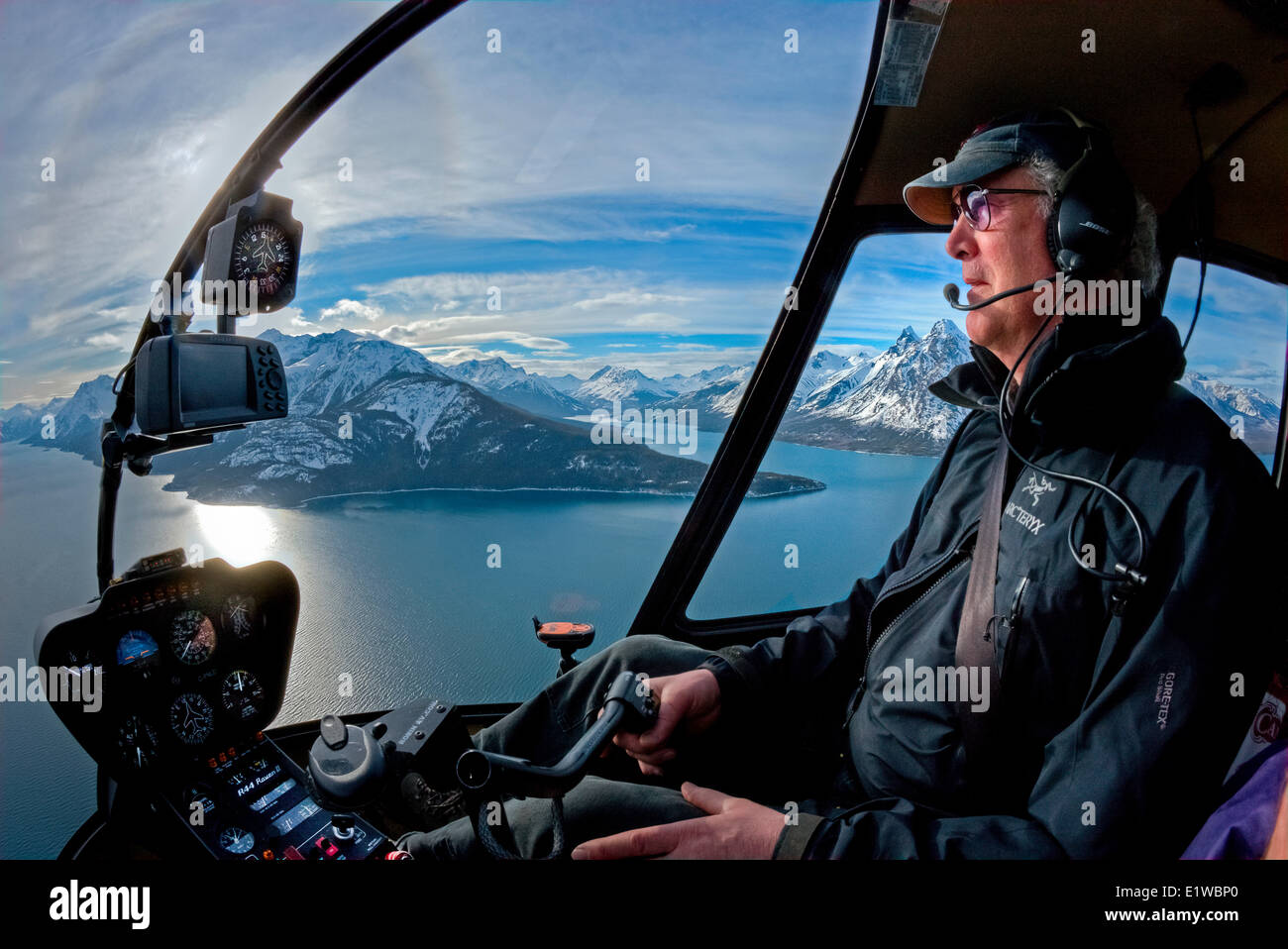 Pilota di elicottero, Chilko Lago, Coast Mountains, British Columbia, Canada Foto Stock