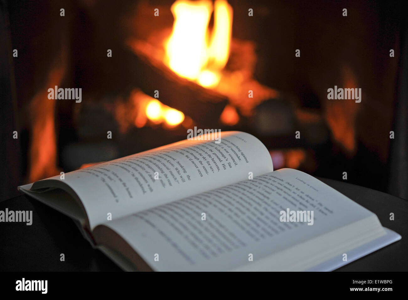 Libro aperto da un caminetto Foto Stock