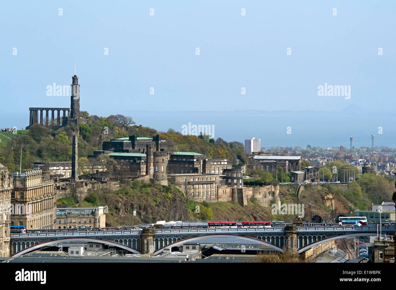 Lo skyline di Edimburgo, vista di Calton Hill e North Bridge. La Scozia, Regno Unito Foto Stock