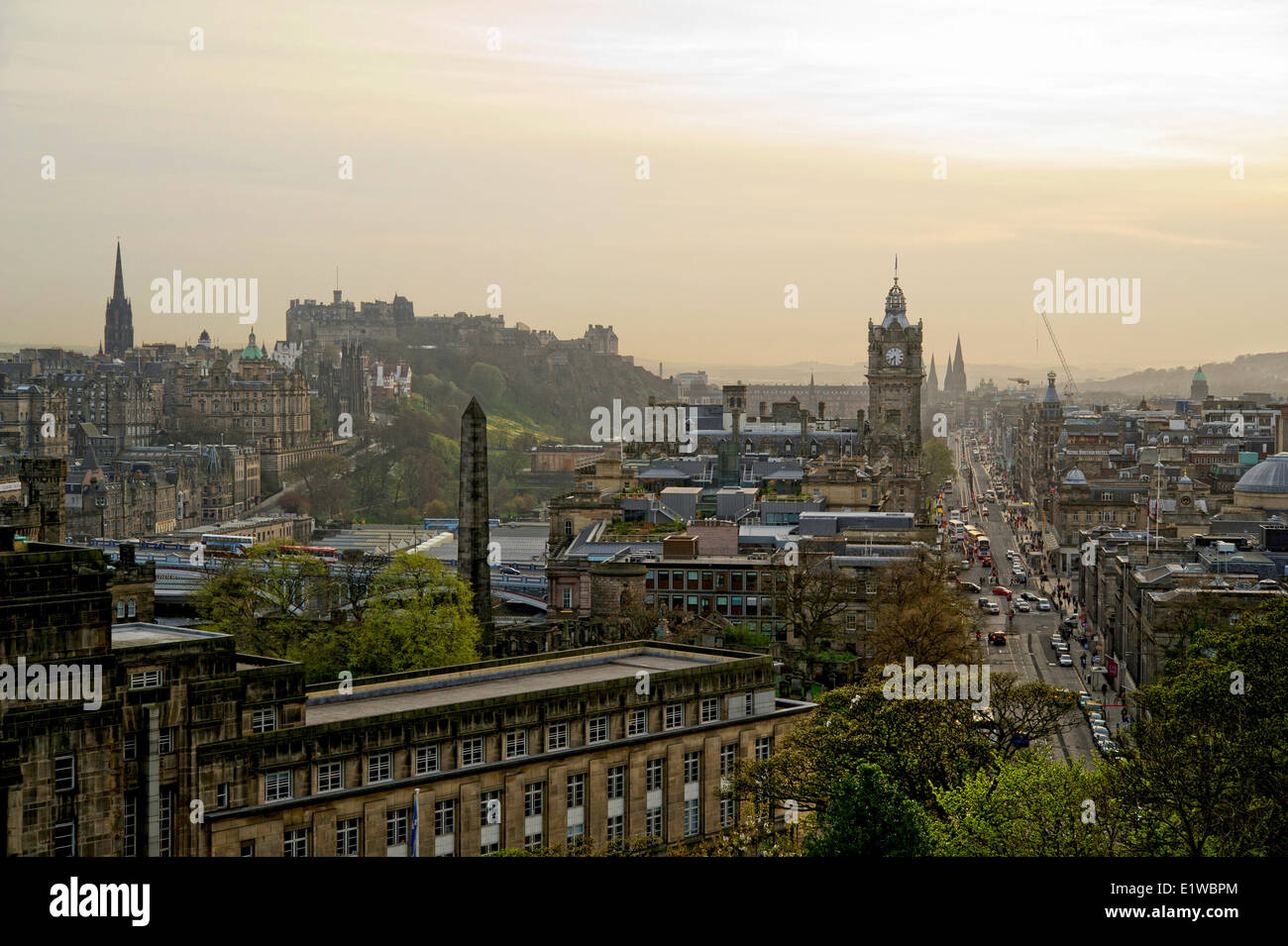 Vista di Princess Street e il castello di Calton Hill a Edimburgo, Scozia Foto Stock