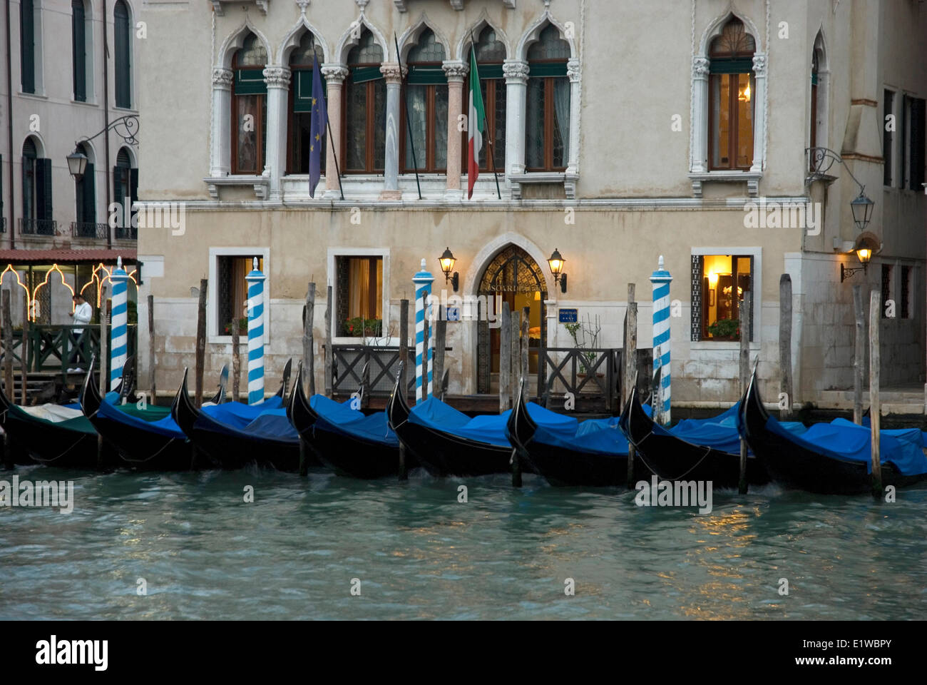 Facciata di un edificio con un approdo per le barche sul Canal Grande a Venezia, Italia Foto Stock