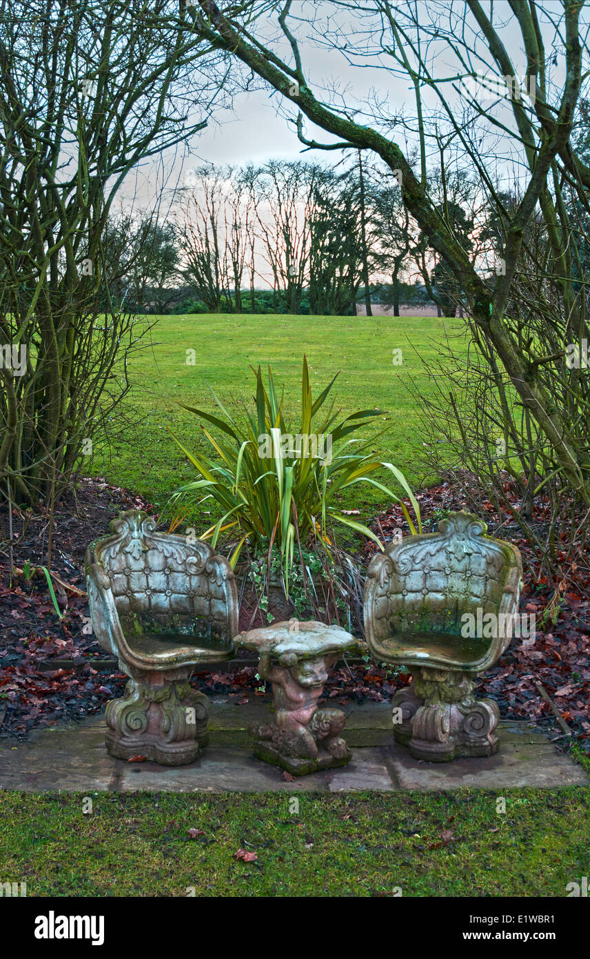 I sedili in pietra in un vecchio giardino inglese in Worcestershire, Inghilterra Foto Stock