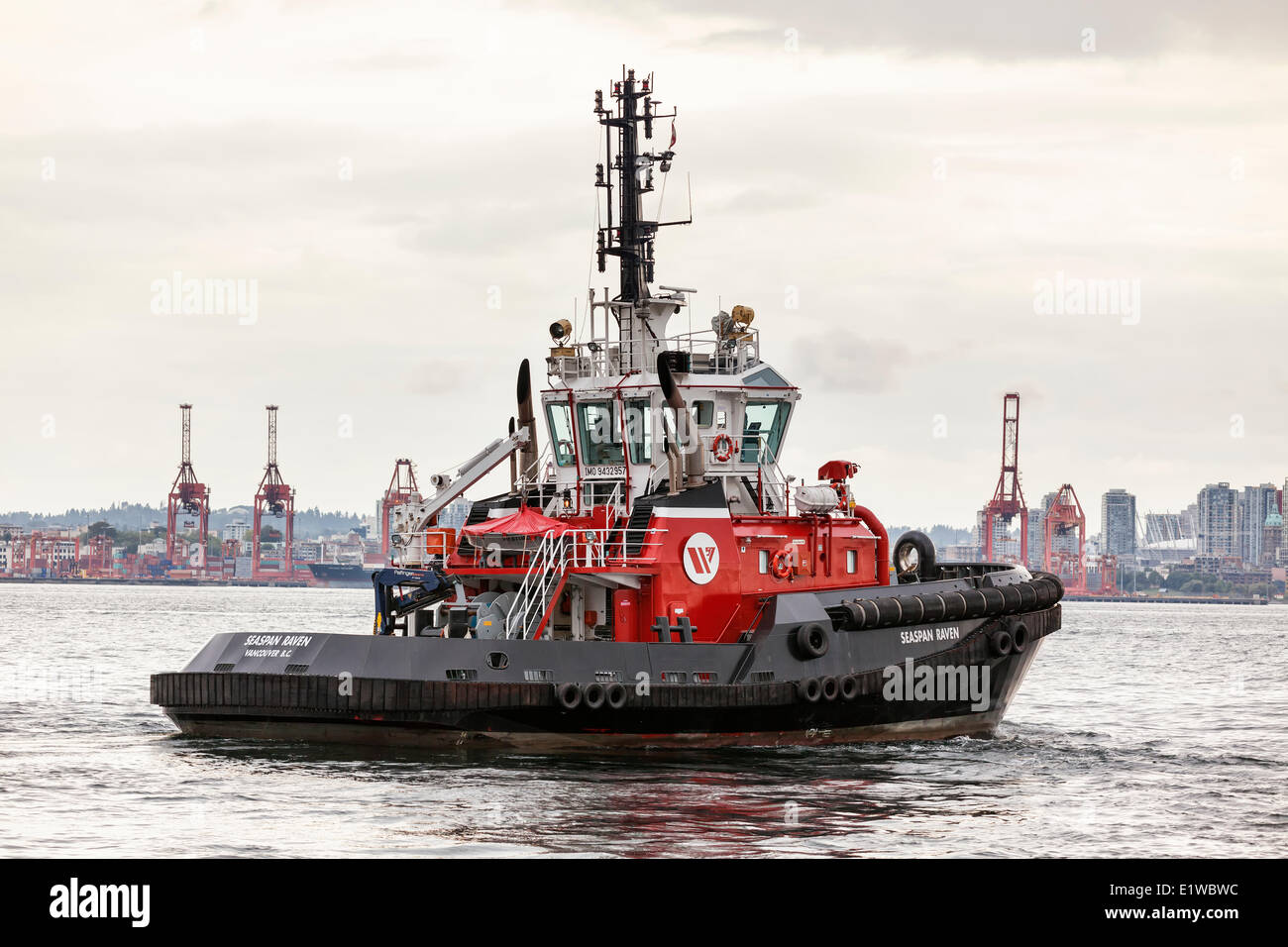 Rimorchiatore attraversando Burrard ingresso, il porto di Vancouver, British Columbia, Canada Foto Stock