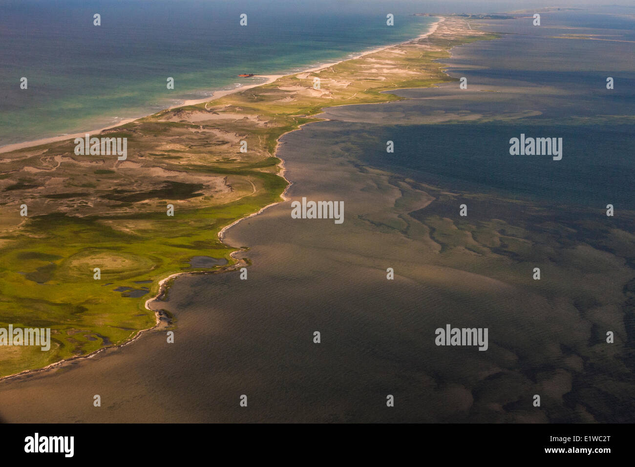 Sorvolando il 'Le Goulet du Nord' dune di sabbia in entrata per le isole della Maddalena o Les Îles-de-la-Madeleine nel Golfo di Saint Foto Stock