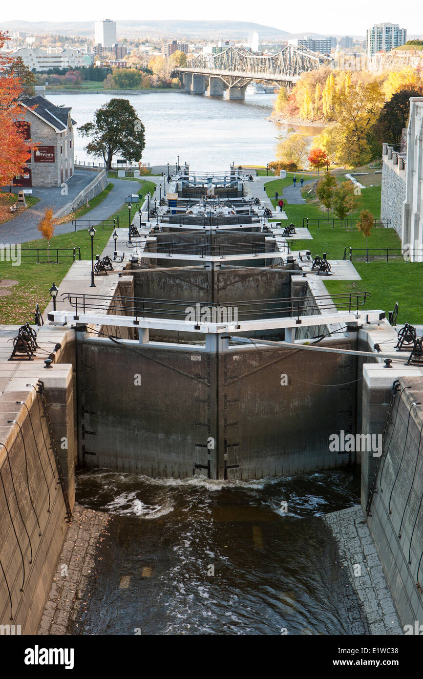 Guardando verso il basso le serrature di Ottawa Sappers Bridge. Le serrature sono parte Il Rideau Canal Sito Storico Nazionale del Canada sono gestiti Foto Stock