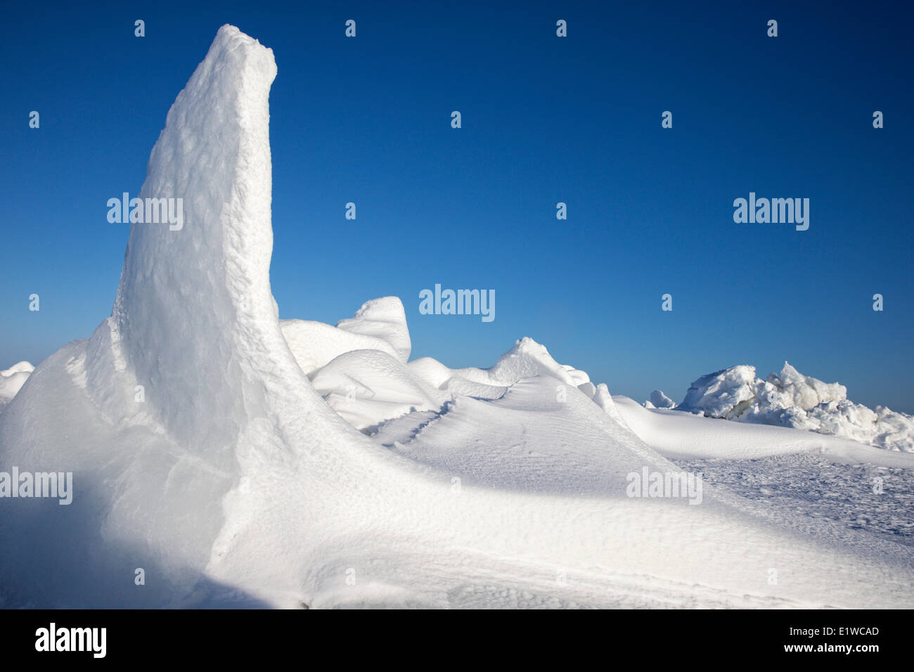 Formazioni di ghiaccio nella zona intercotidale, costa ovest della Baia di Hudson, a sud di Arviat, Nunavut, Canada Foto Stock