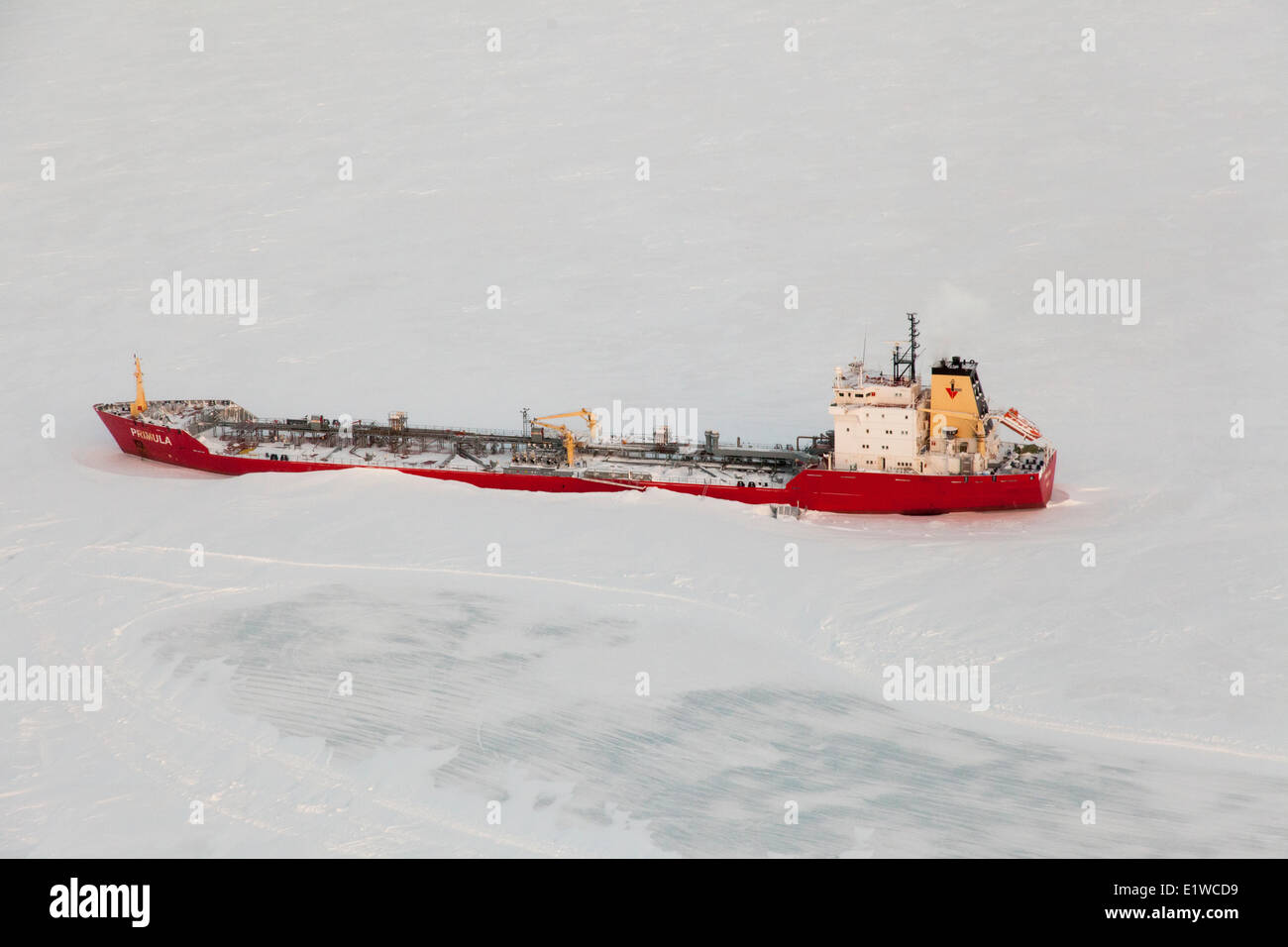 Una nave petroliera fornisce il combustibile per l'inverno a Newmont la speranza Bay Gold Mine in Nunavut, Canada. Foto Stock