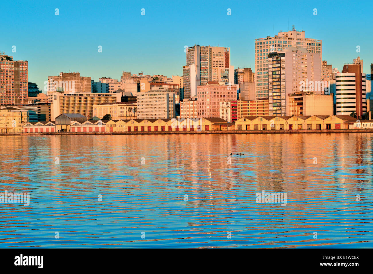 Il Brasile, Porto Alegre: Harbour skyline al Lago Guaíba Foto Stock