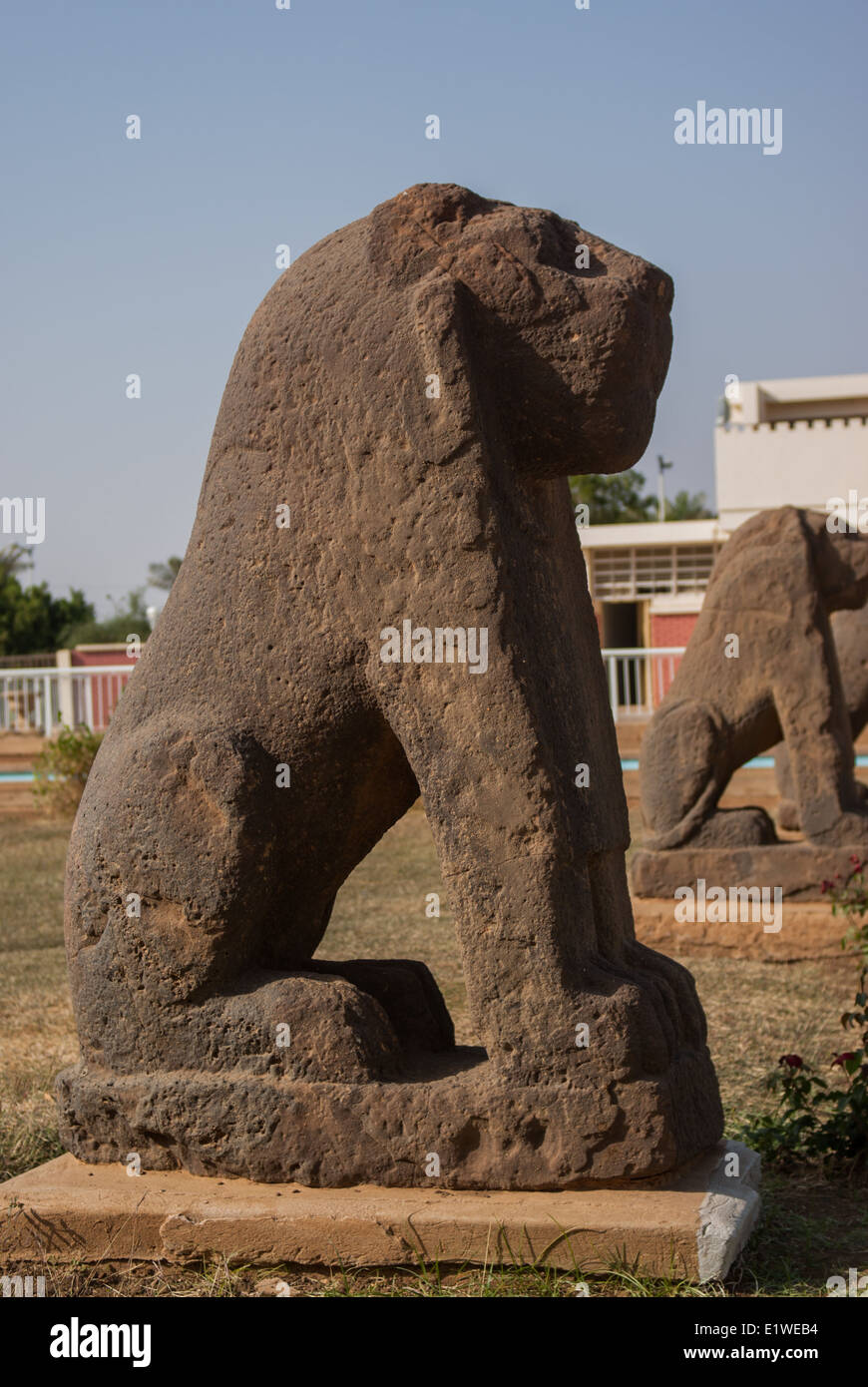 Fila di Meroitic Lion statue (originariamente da Jabal Basa), Sudan Museo Nazionale, Khartoum Foto Stock