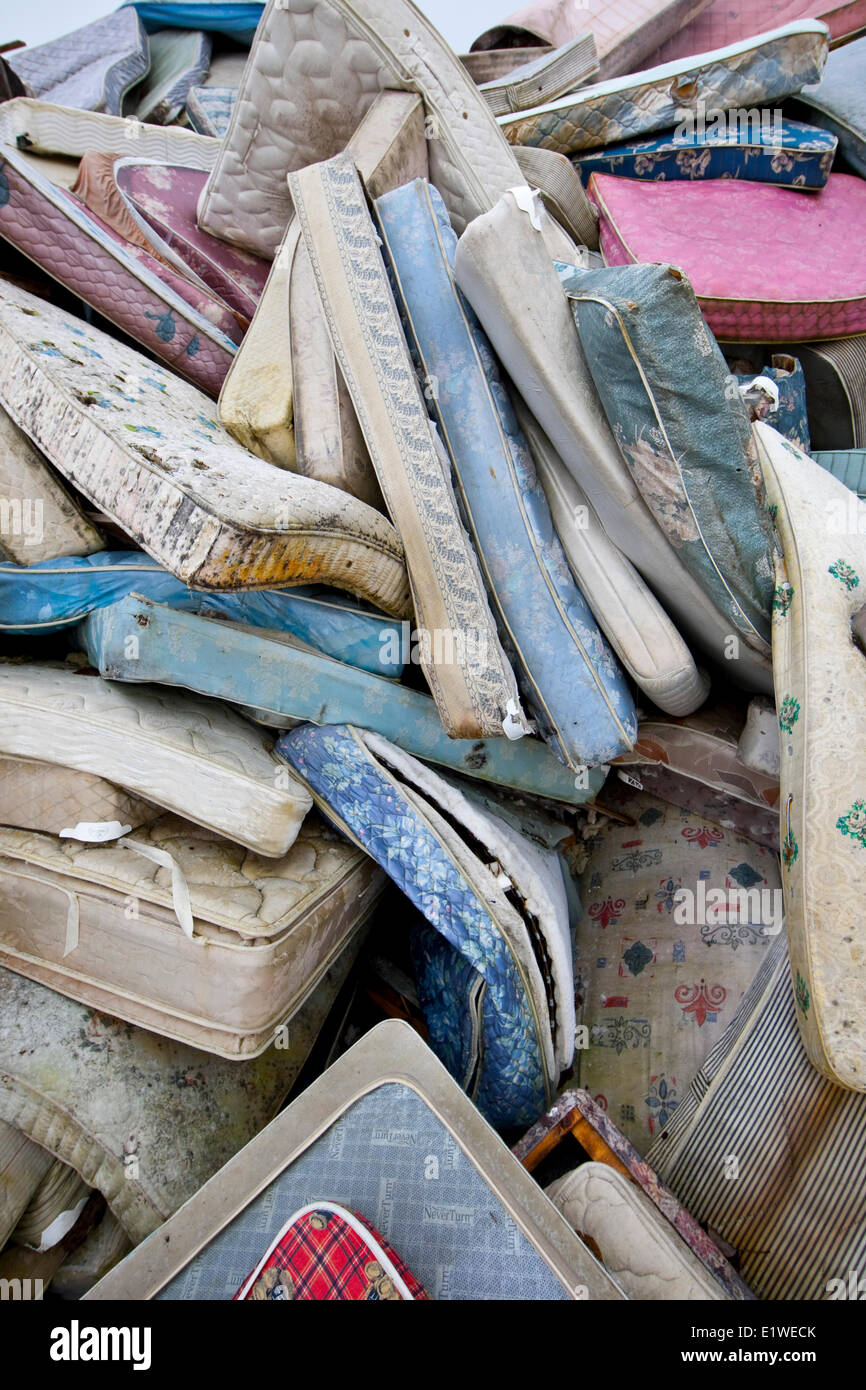 Ex materassi giacciono impilati pronti per la dispersione in una discarica nelle vicinanze Cumberland nel Comox Valley. Il Cumberland Comox Foto Stock