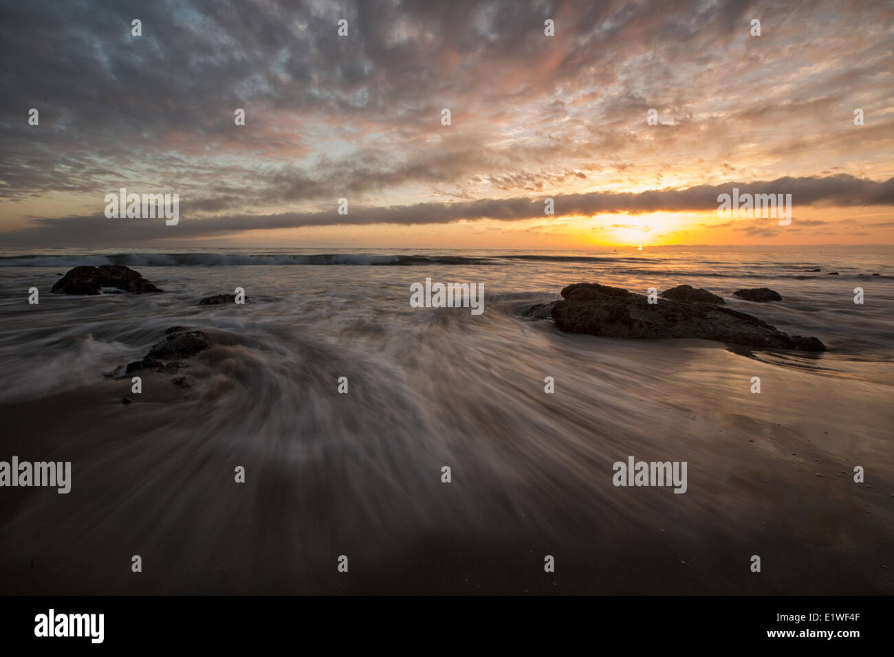 Tramonto sull'Oceano Pacifico, il Crystal Cove parco statale, Califonria. Foto Stock