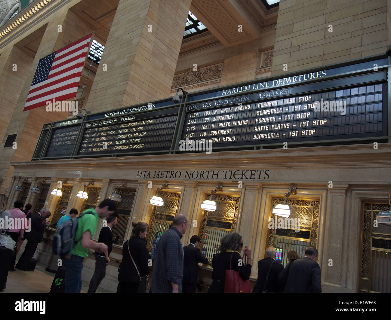 Pendolari in coda per acquistare i biglietti Metro-North presso la Grand Central Station, New York, Stati Uniti d'America, 30 maggio 2014, © Katharine Andriotis Foto Stock