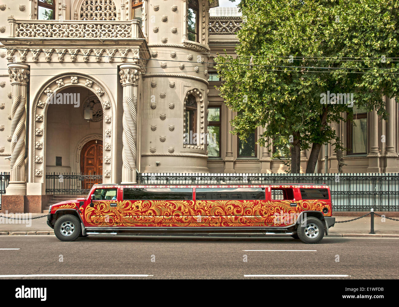 Stirata HUMMER limousine per le strade di Mosca Foto Stock