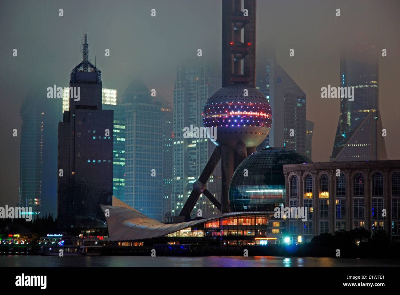 La Oriental Pearl TV Tower e lo skyline di Pudong, Shanghai Foto Stock