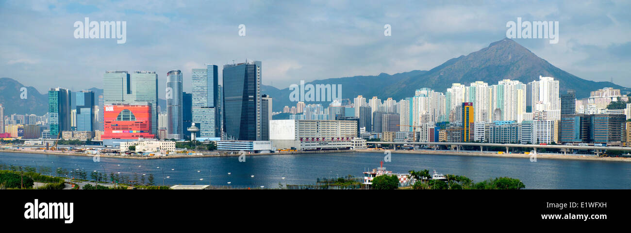 Panoramica vista sullo skyline di urbana densa cityscape di Kowloon Bay di Hong Kong Foto Stock