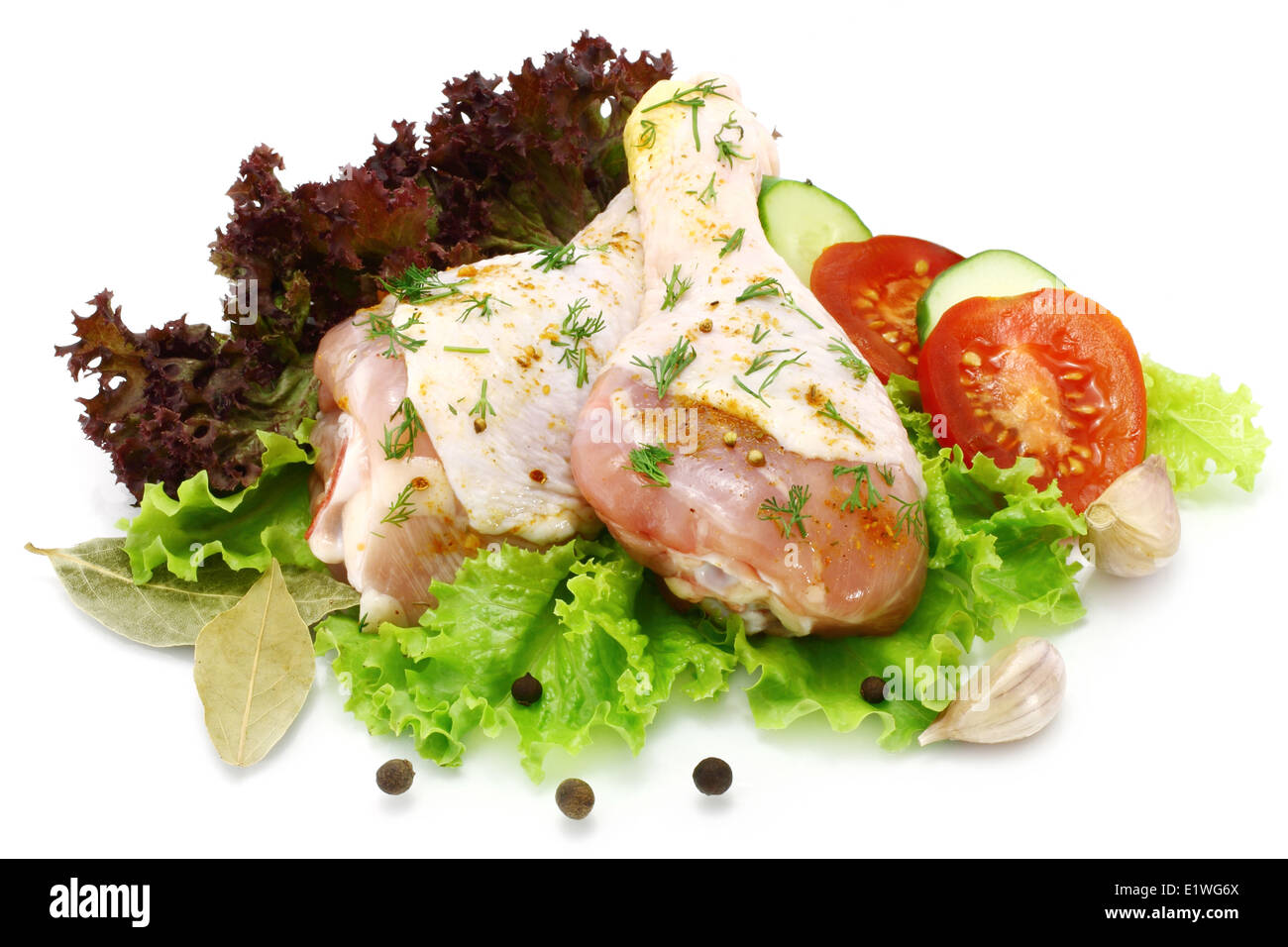 Materie le cosce di pollo con verdure su sfondo bianco Foto Stock