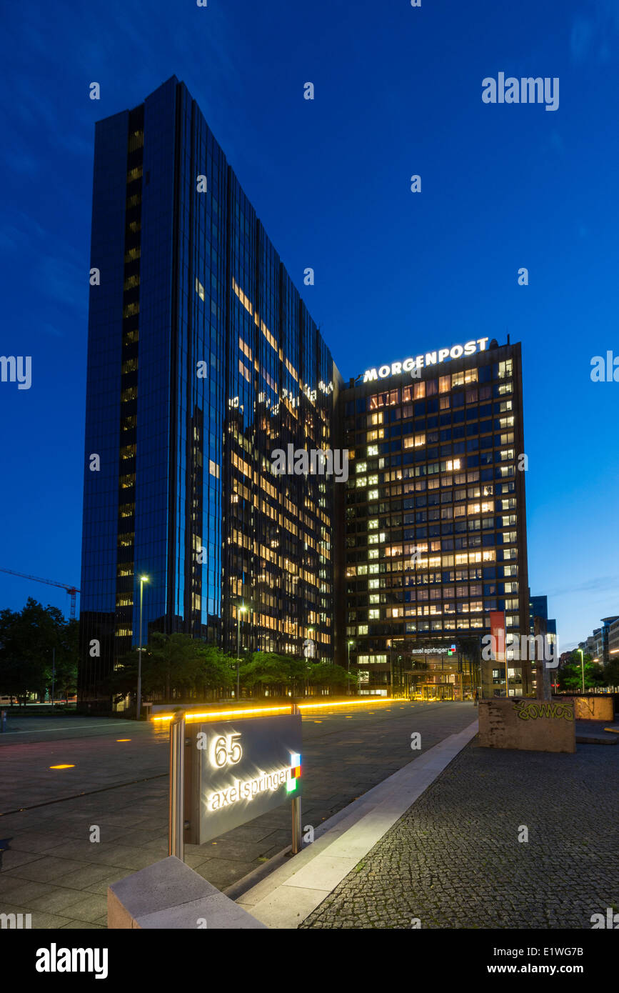 Axel Springer publishing house sede di Berlino di notte la Germania Foto Stock