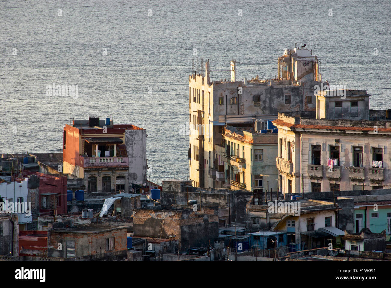 Vecchi edifici cadenti nella vecchia Havana, Cuba. Foto Stock