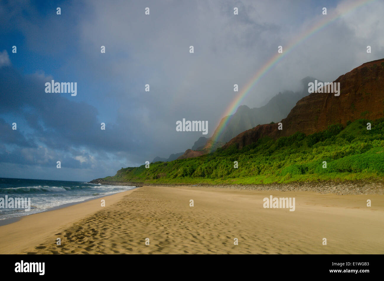 Un arcobaleno di archi giù dalle montagne alla spiaggia sul Kalalau Trail, Na'Pali Costa, Kaua'i Foto Stock