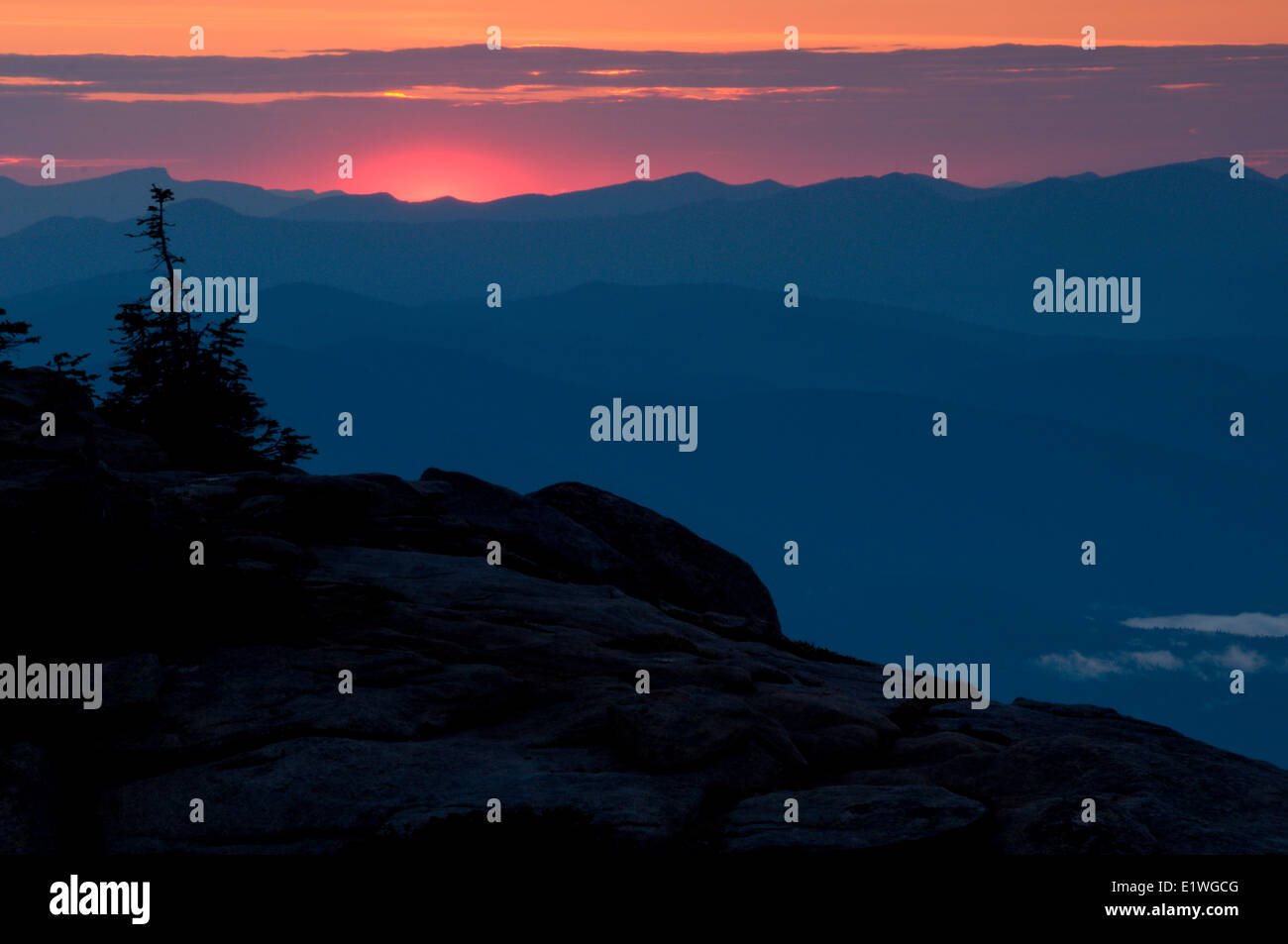 Si illumina al tramonto su southern Selkirk Mountains lungo l'Idaho/Confine di Washington Foto Stock