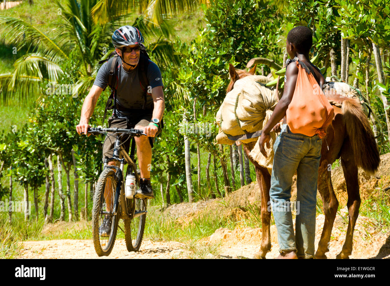 Un locale accogliente campesino incontrati su una mountain bike viaggio, Repubblica Dominicana Foto Stock