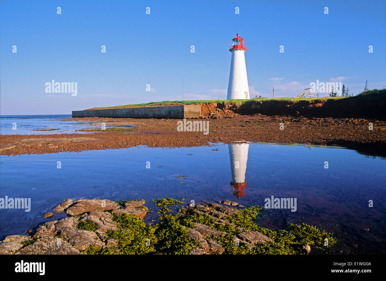 Punto Faro di prim riflessa nella piscina di marea, punto Prim, Prince Edward Island, Canada Foto Stock