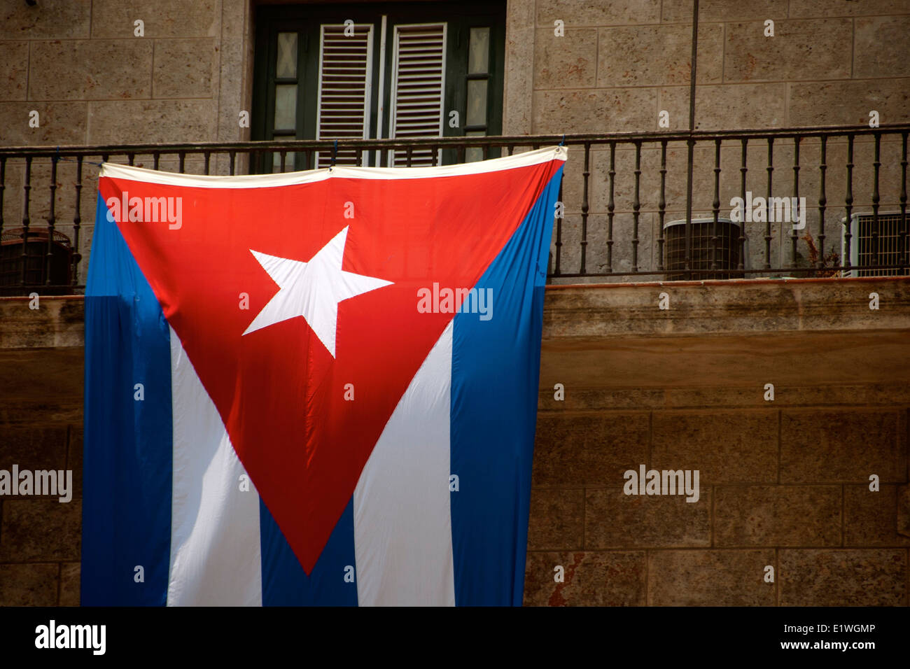 Bandiera cubana posta contro un balcone nel Palacio de los Capitanes Generales, o Palazzo del Capitano Generale, a l'Avana Vecchia, Cuba Foto Stock