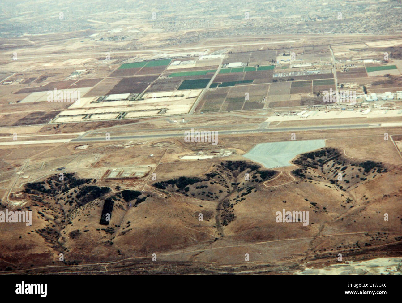 Brown Field, situato a San Diego, California, è un aeroporto di aviazione generale noto per la sua storia nell'aviazione militare e il suo ruolo nel sostenere il traffico aereo regionale. Continua a servire come aeroporto attivo per varie esigenze di aviazione. Foto Stock