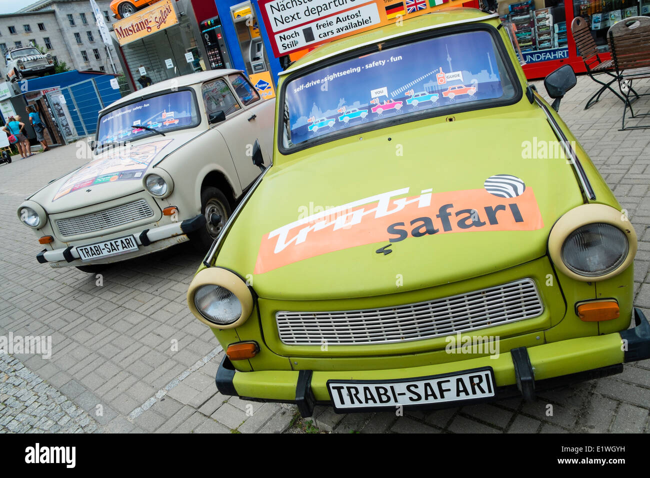Trabi World Tour guidati da vintage tedesco orientale automobili Trabant a Berlino Germania Foto Stock