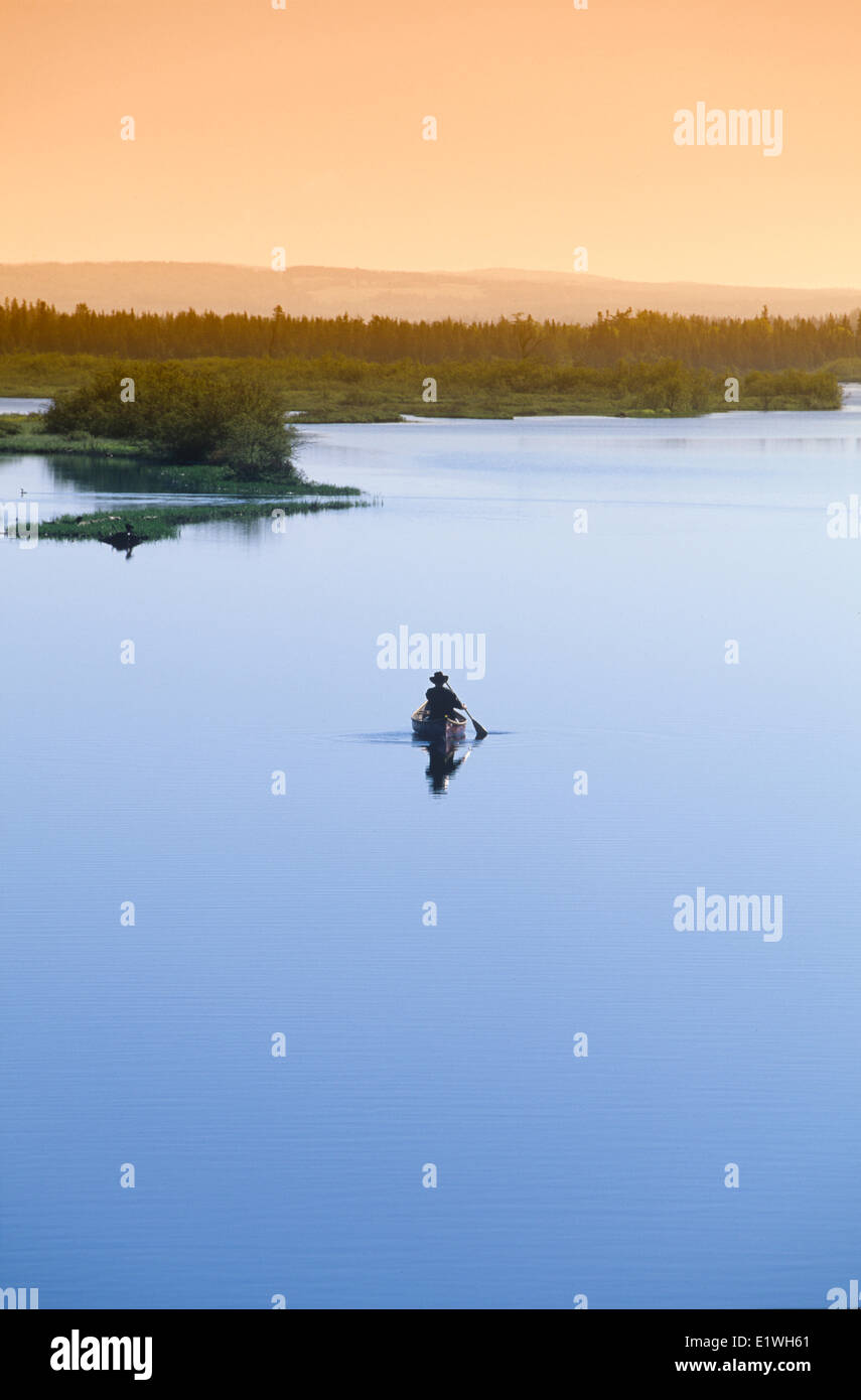 In canoa sul fiume Baddeck, Cape Breton, Nova Scotia, Canada, verticale Foto Stock