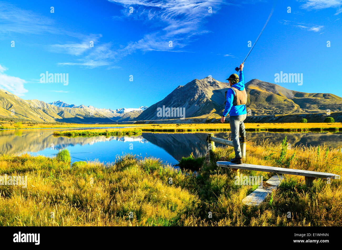 Un uomo di Pesca a Mosca Report di Pesca sul litorale, a Ferro di Cavallo Tarn, Ahuriri Valley, Nuova Zelanda Foto Stock