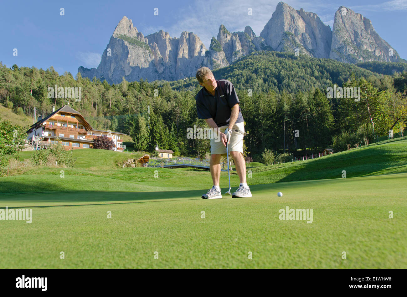 Golfclub San Vigilio Siusi, Castelrotto e con Dolomite Mountains in background, Italia Foto Stock