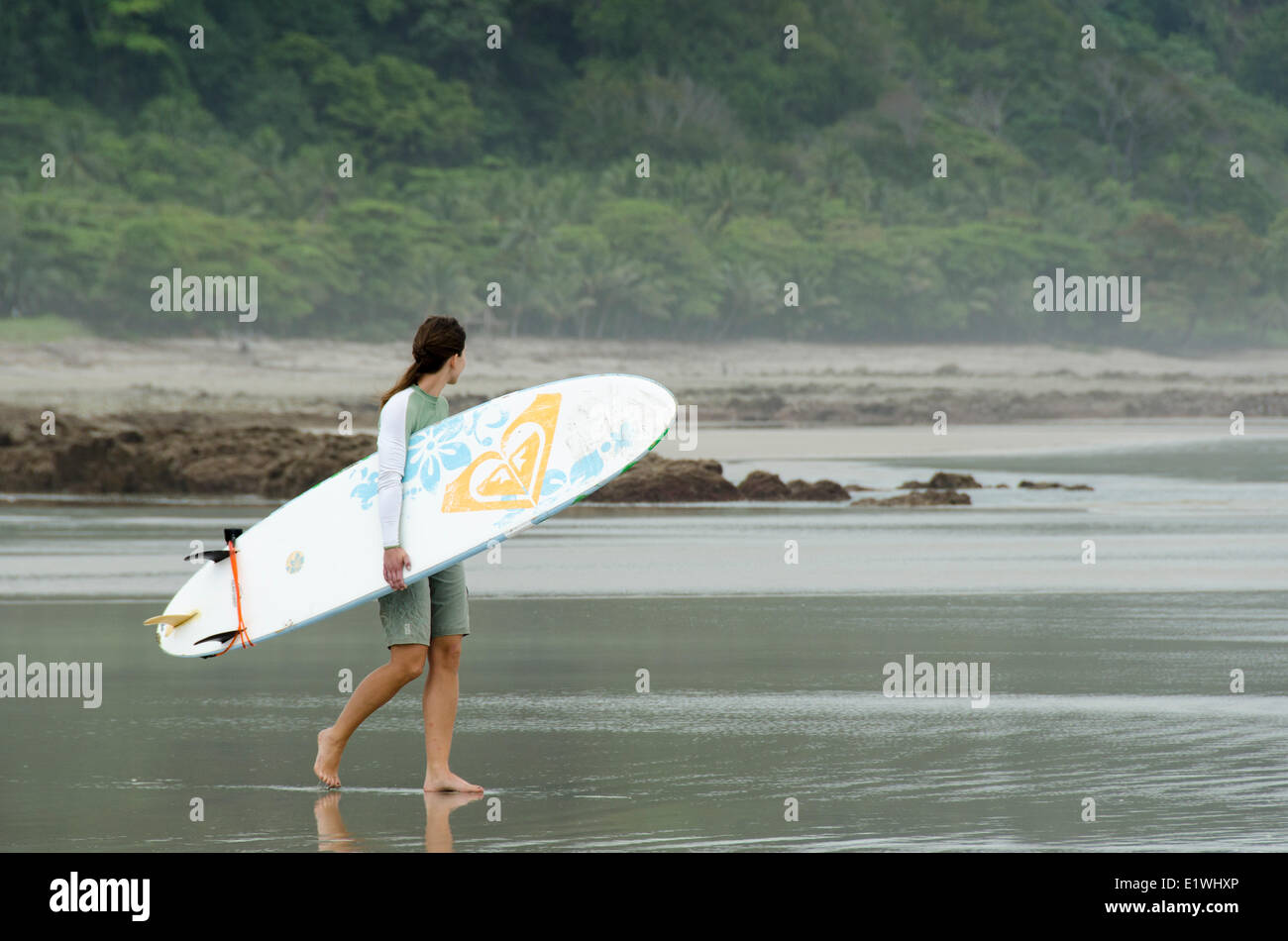 Surfisti a Playa Santa Teresa, Puntarenas Provincia, Costa Rica. Foto Stock