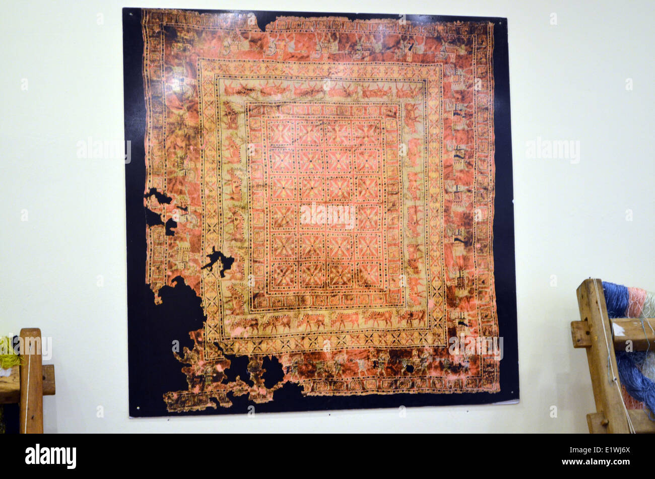 Un tappeto di 5000 anni in mostra presso il tappetino dove è stato fatto molti anni fa. Foto Stock