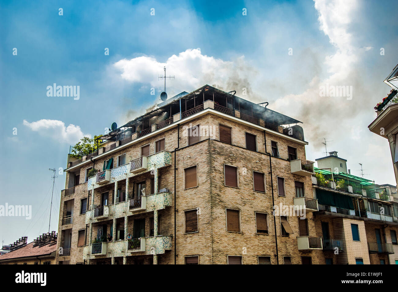 Piemonte Torino, Italia. Decimo Giugno, 2014. Un incendio in Via Nizza 90. Pronto intervento del servizio antincendio ha ridotto il danno e di evitare la catastrofe. Credito: Davvero Facile Star/Alamy Live News Foto Stock