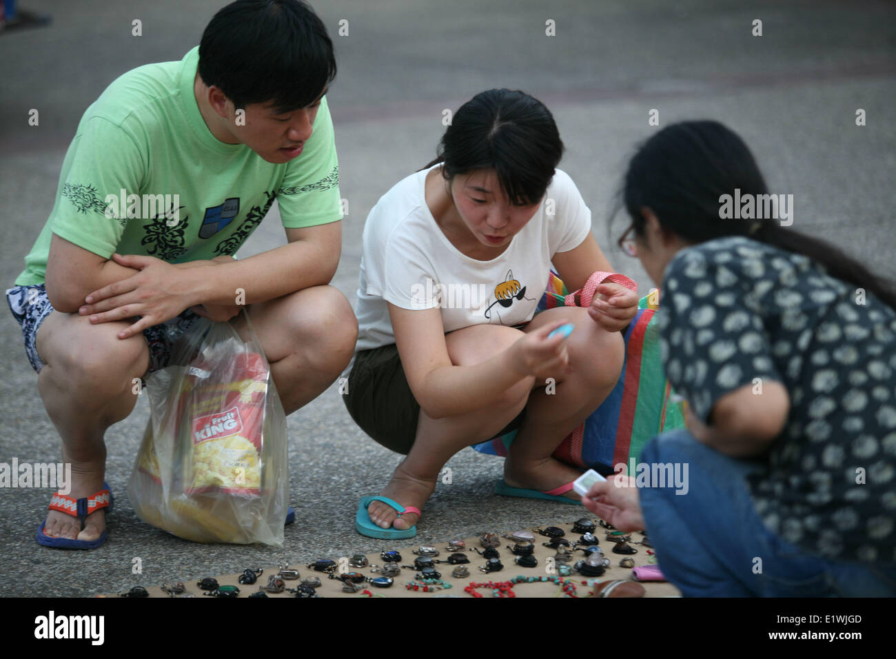 Chiang Mai, Thailandia. Decimo Giugno, 2014. Un giapponese street hawker in Chiang Mai Thailandia offrendo la sua merce per turisti coreani. Molti venditori ambulanti in Chiang Mai sono viaggiatori stranieri alla ricerca di mezzi per il supporto di stare lì e fare abbastanza soldi per viaggiare in poi. © Rohan Radheya/ZUMAPRESS.com/Alamy Live News Foto Stock