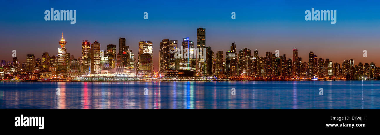 Lo skyline di Vancouver da Lonsdale Quay, Vancouver B.C. In Canada. Foto Stock