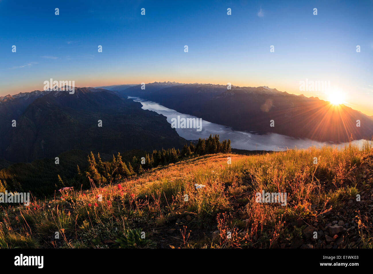 Il tramonto del Valhalla gamma e Slocan lago dal picco di Idaho. Foto Stock
