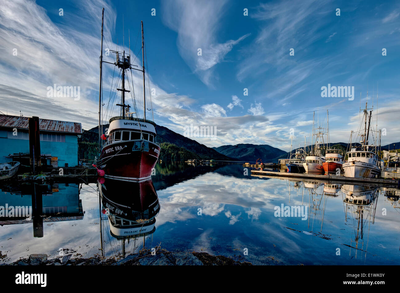 Settembre tramonto a Sigillo Cove Prince Rupert BC--Salmone con lenze trainate al Dock Foto Stock