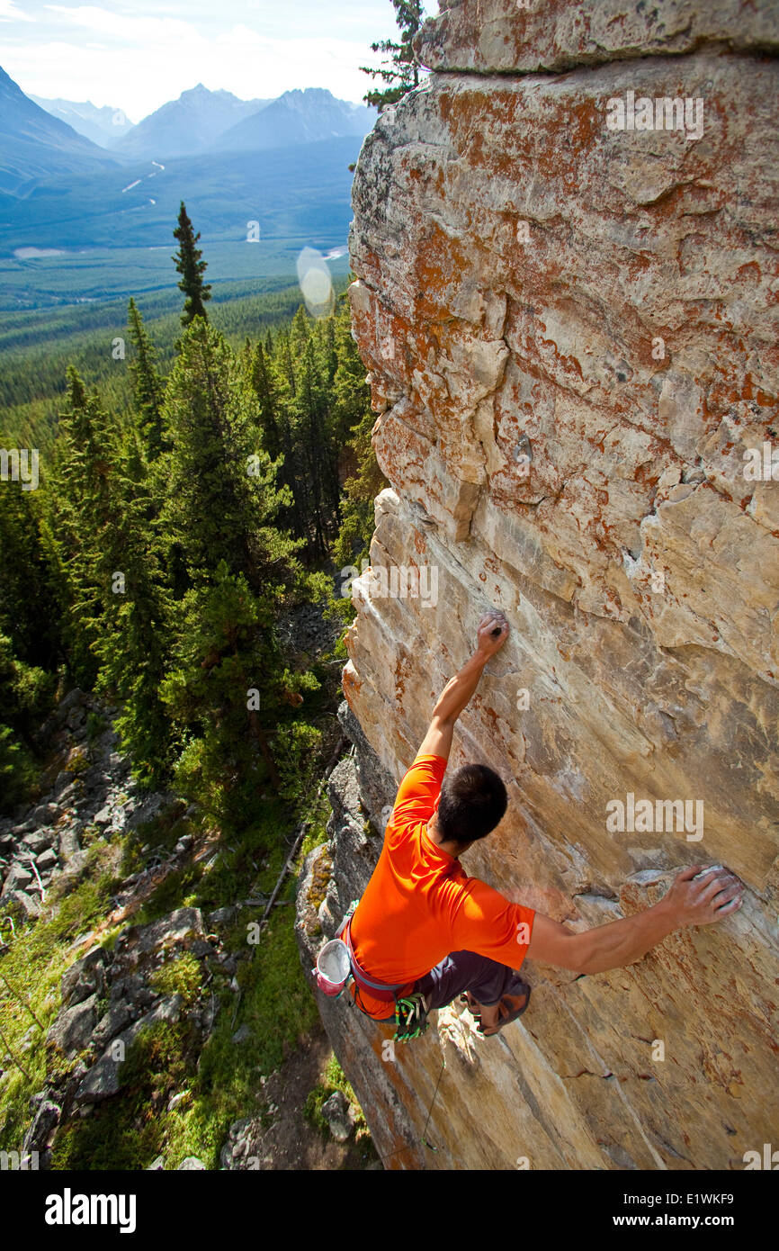 Un forte scalatore maschio arrampicata, RUDED2 10d, Silver City, Castello Mtn, Banff, AB Foto Stock
