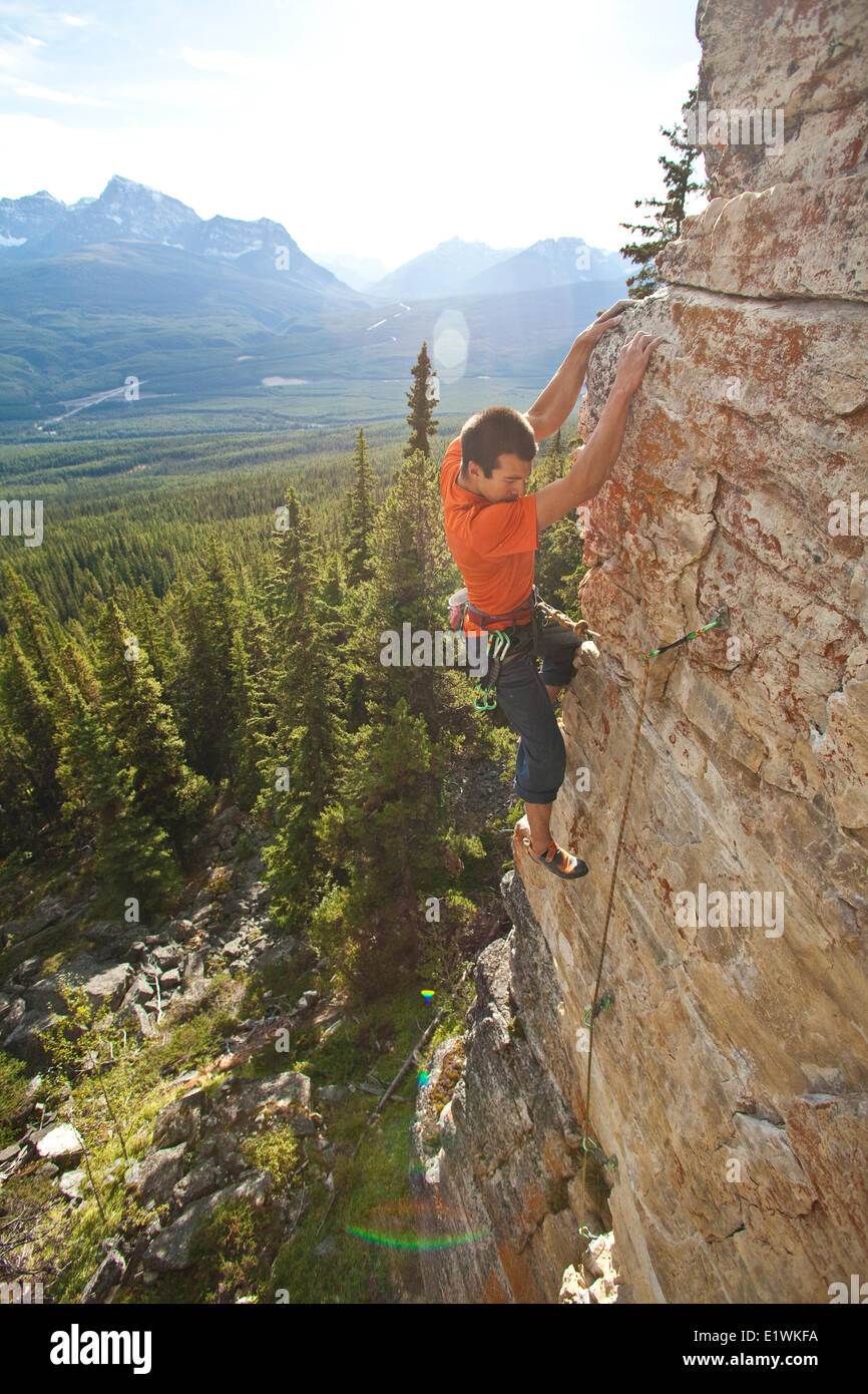Un forte scalatore maschio arrampicata, RUDED2 10d, Silver City, Castello Mtn, Banff, AB Foto Stock