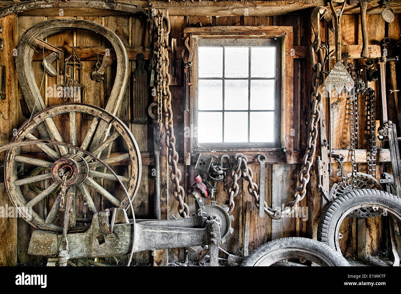 Strumenti vintage e ruote in un negozio di fabbro ferraio, Mennonita Heritage Village, Steinbach, Manitoba, Canada Foto Stock