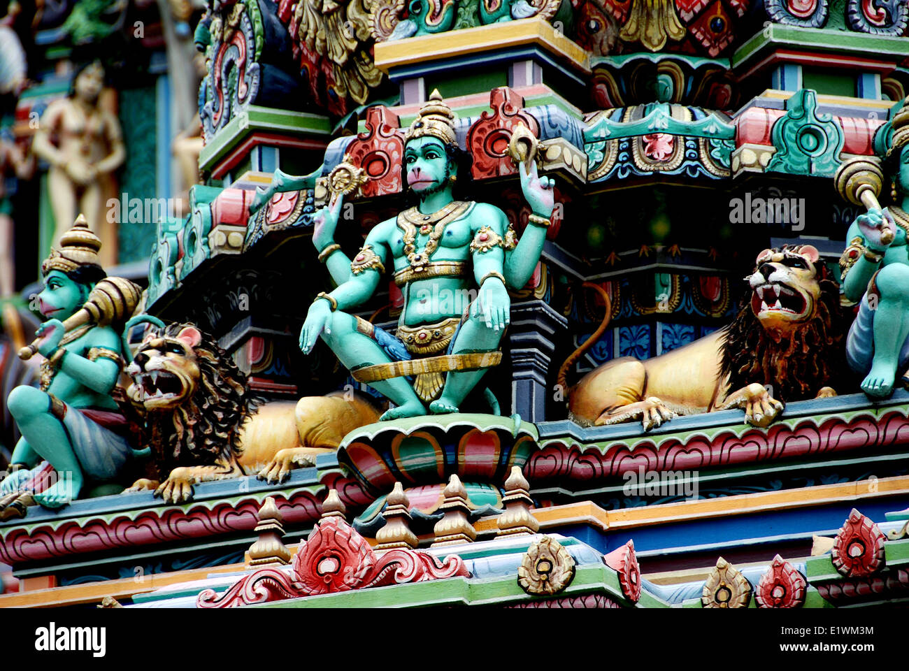 Singapore: bestie mitiche, i Lions e le decorazioni sul gopuram Sikhara cancello di ingresso torre al Sri Srinivasa al tempio Foto Stock