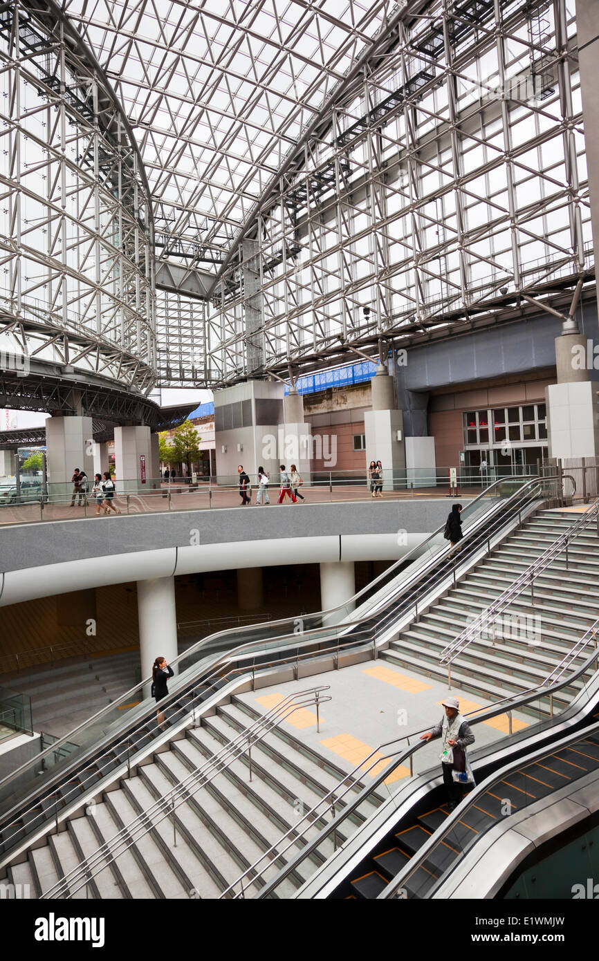 Stazione di Kanazawa è una futuristica in vetro e acciaio stazione ferroviaria sul Giappone occidentale della Ferrovia linea Hokuriku. L'ombrello, Atrium Foto Stock