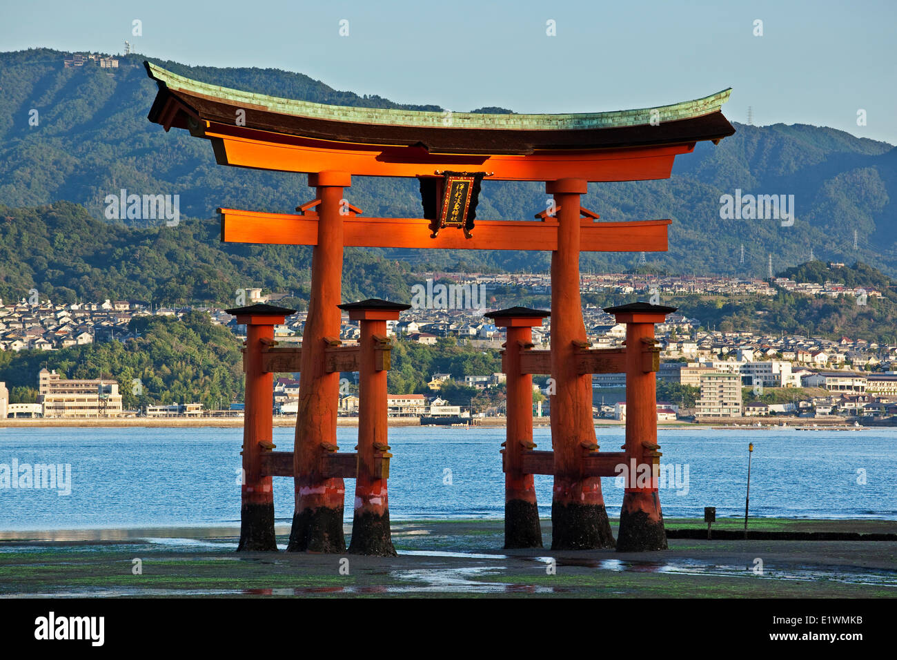 Giant torii gate che è parte del santuario di Itsukushima complesso sull'isola di Miyajima, Giappone. Foto Stock