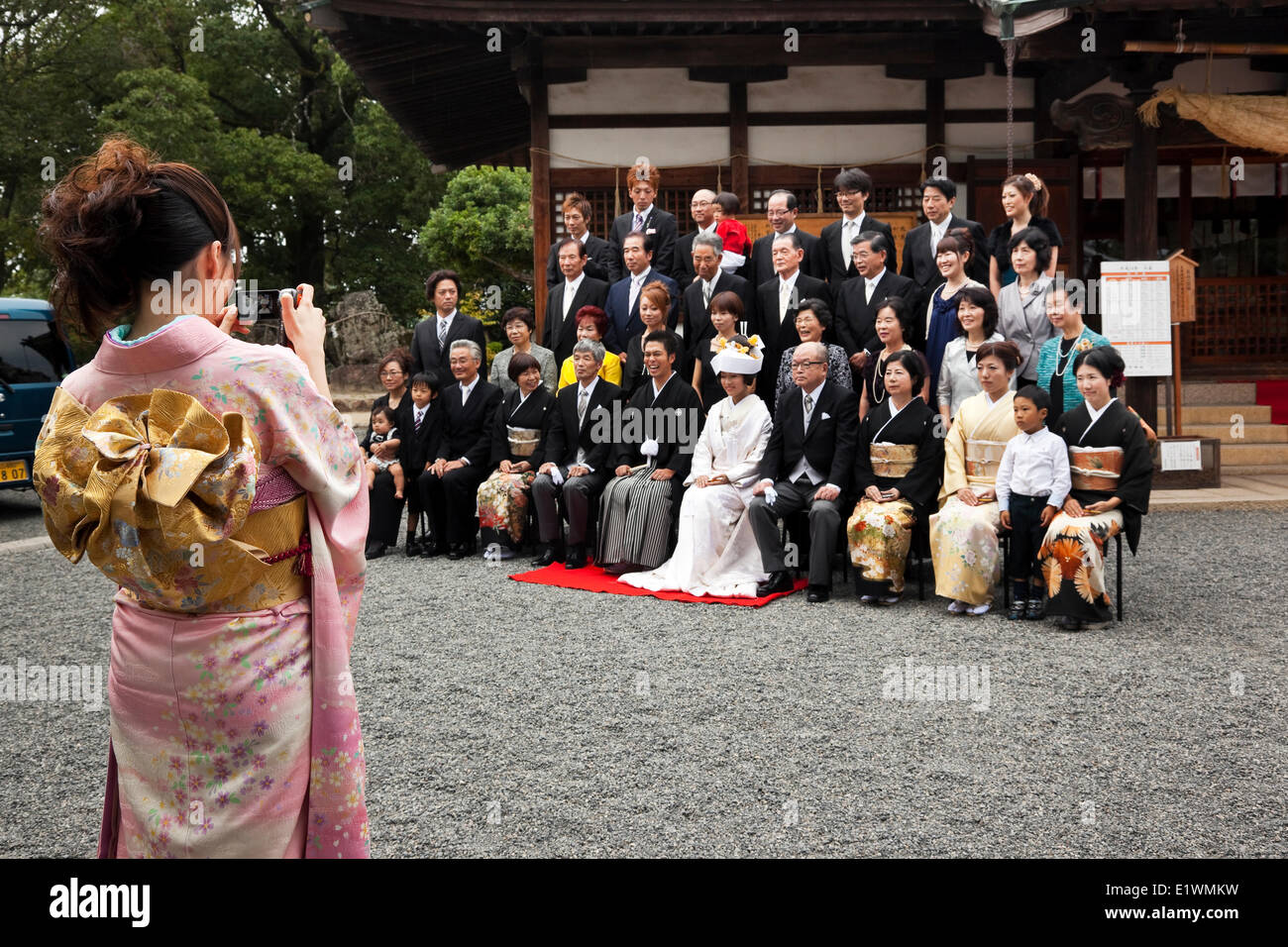 Una parte centrale di un tradizionale matrimonio giapponese sta avendo un fotografo professionista per scattare foto della coppia e i loro rel Foto Stock
