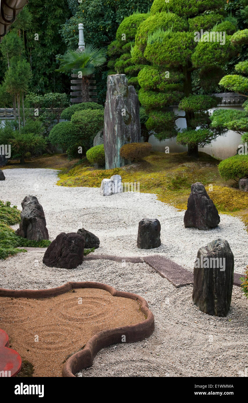 In pietra a secco del giardino Zen adiacente allo studio presso Reiun-in, una sub-tempio di Tofuku-ji il complesso in Kyoto, Giappone. Foto Stock