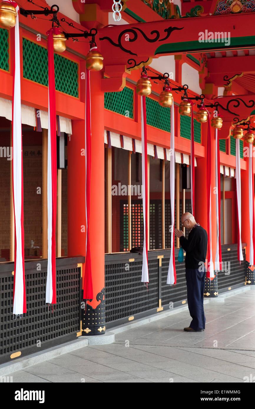 Uno dei più importante degli edifici nel Fushimi Inari santuario complesso è la sala interna di culto o di nai-haiden. In sospeso Foto Stock