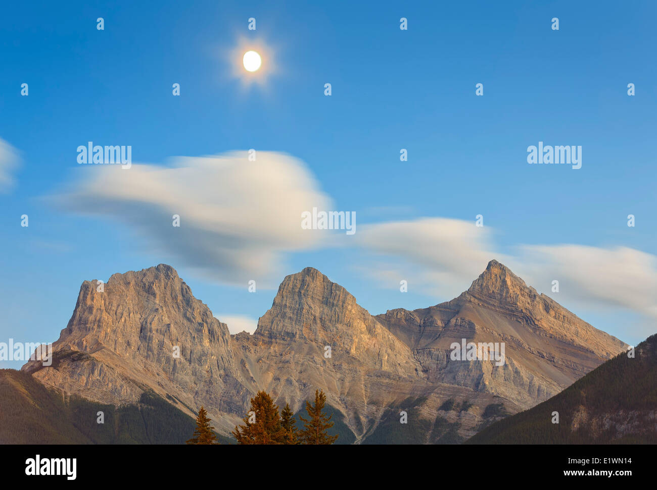 Le tre sorelle picchi di montagna in una notte di luna, Canmore, Alberta, Canada Foto Stock